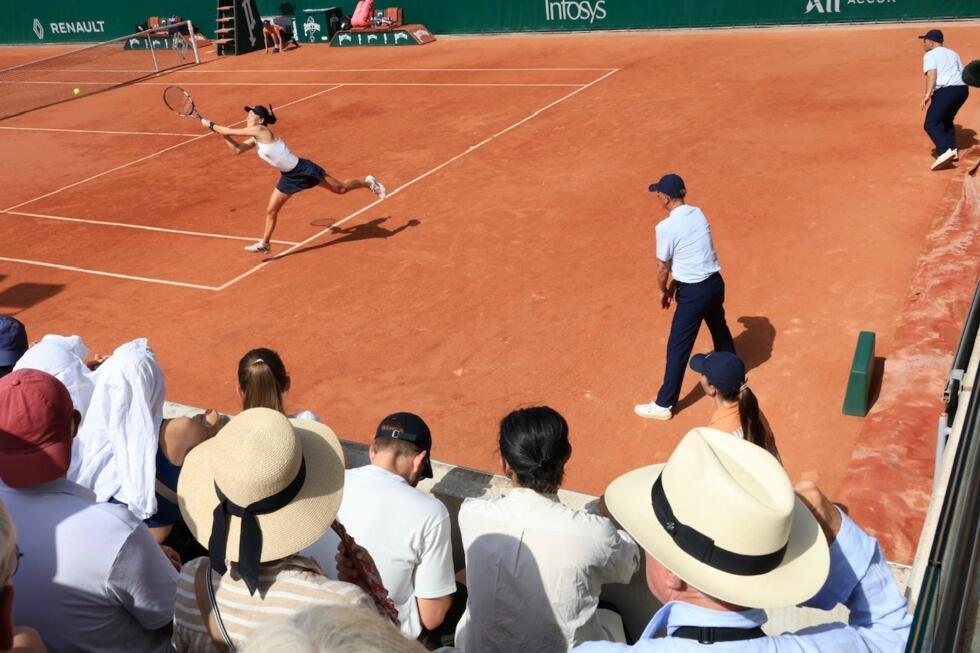 Au pays de Roland-Garros, la terre battue en voie de disparition sur les courts de tennis Au pays de Roland-Garros, la terre battue en voie de disparition sur les courts de tennis