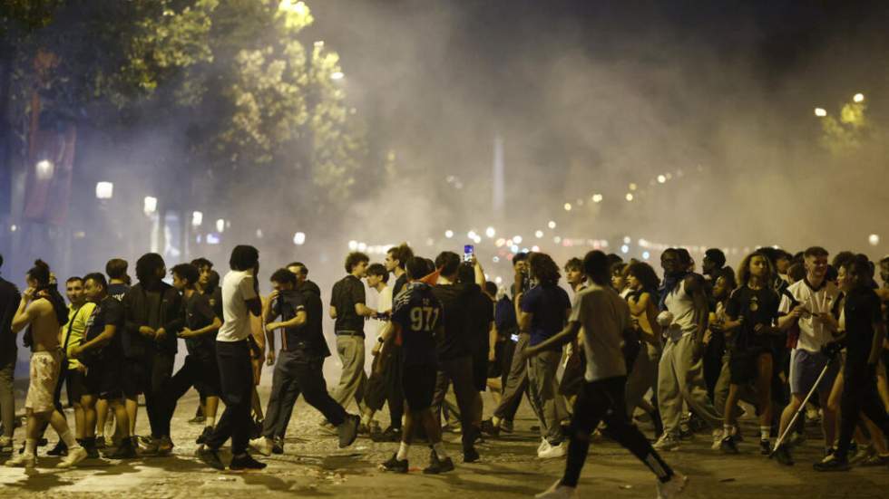 Plus de 20 000 personnes sur les Champs-Élysées après le sacre du PSG, 45 personnes en garde à vue