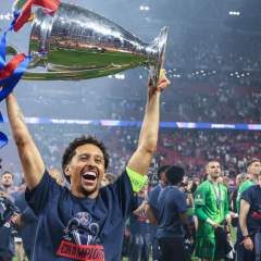 Encensés par la presse, les héros du PSG de retour à Paris pour fêter leur doublé européen