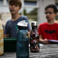 Vacances plus longues, école plus tôt… Face aux fortes chaleurs, faut-il adapter les rythmes scolaires ?