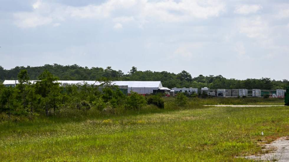 Après un an de polémiques, le centre de rétention "Alcatraz des alligators" de Donald Trump a fermé Après un an de polémiques, le centre de rétention "Alcatraz des alligators" de Donald Trump a fermé