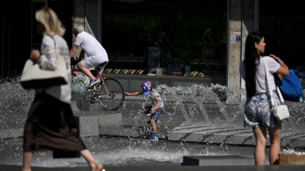 La vague de chaleur se diffuse vers l'est de l'Europe, les hôpitaux submergés