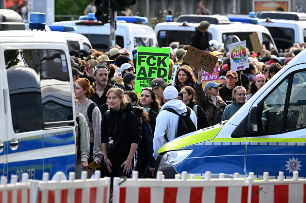 En Allemagne, près de 20 000 manifestants contre le congrès du parti d’extrême droite AfD En Allemagne, près de 20 000 manifestants contre le congrès du parti d’extrême droite AfD