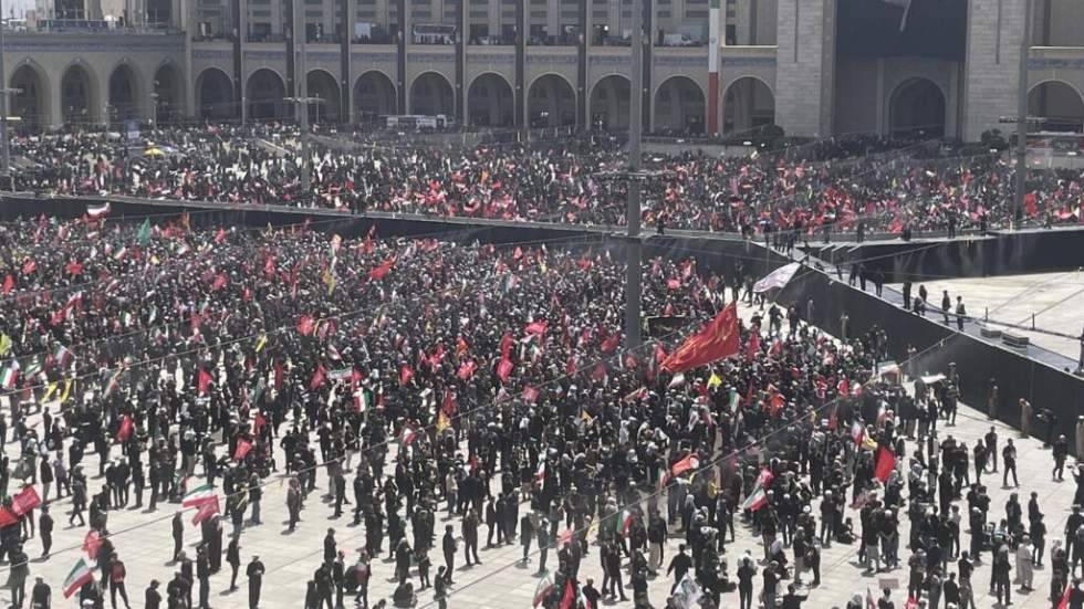 "J'aurais voulu mourir à sa place" : les adieux des partisans d'Ali Khamenei à leur Guide