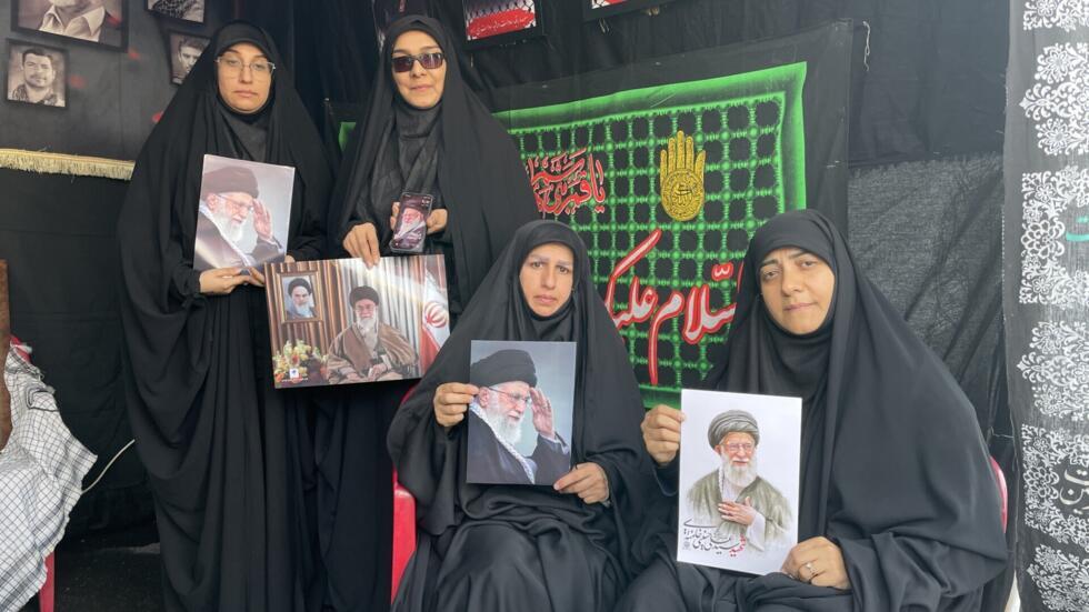 "J'aurais voulu mourir à sa place" : les adieux des partisans d'Ali Khamenei à leur Guide