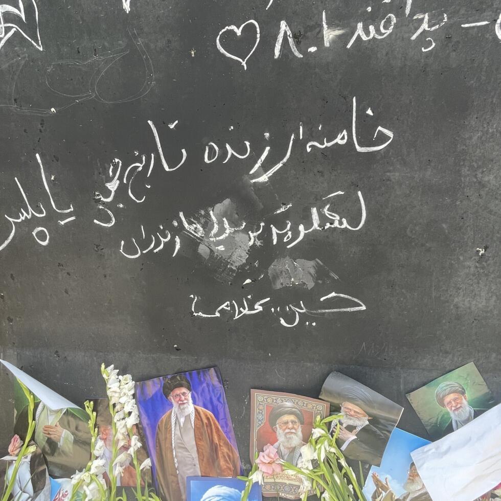 "J'aurais voulu mourir à sa place" : les adieux des partisans d'Ali Khamenei à leur Guide