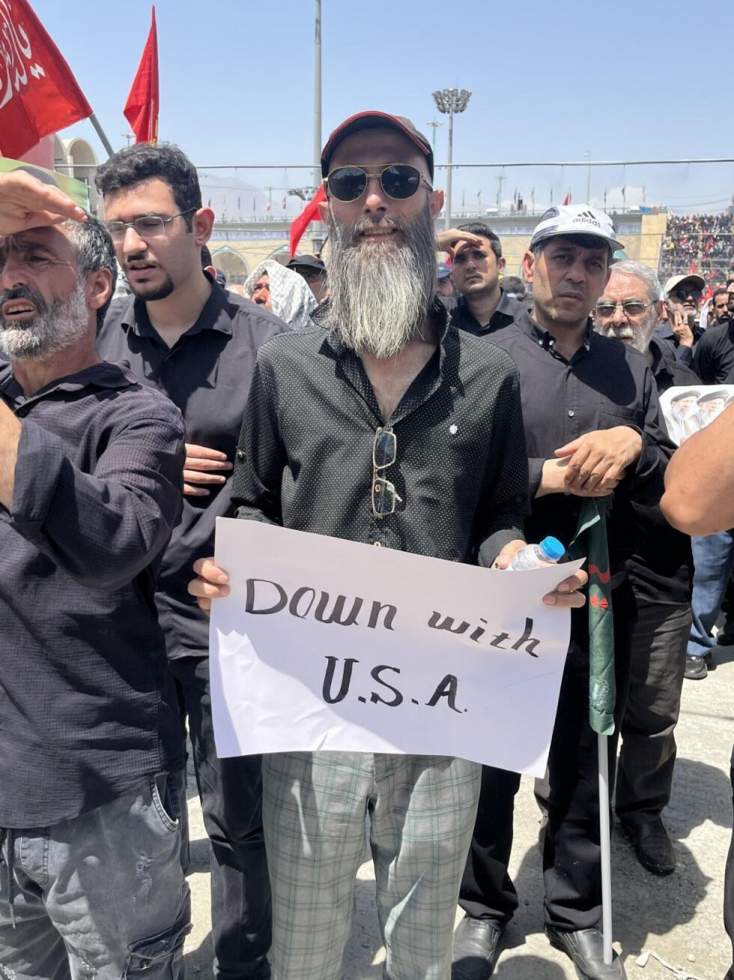 "J'aurais voulu mourir à sa place" : les adieux des partisans d'Ali Khamenei à leur Guide