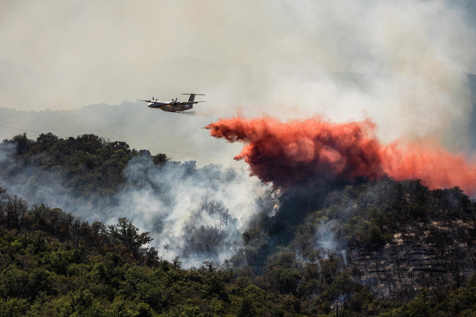 Dans les Pyrénées-Orientales, l'incendie n'est "pas fixé" mais "la situation s'améliore"