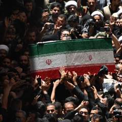 En Irak, une immense foule dit adieu à Ali Khamenei avant son inhumation en Iran