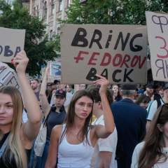 En Ukraine, deuxième journée de manifestations contre l'éviction du ministre de la Défense