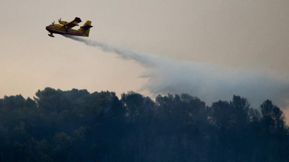 Sécheresse en France : plusieurs incendies ravagent le Var et la Corse Sécheresse en France : plusieurs incendies ravagent le Var et la Corse