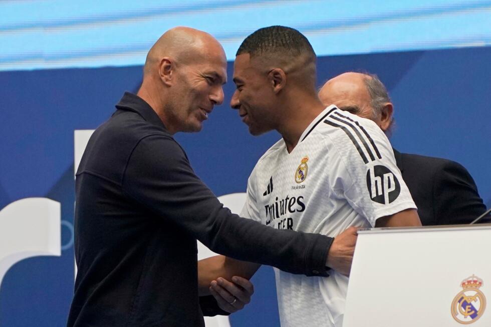 Quel chantier attend l'idôle Zidane à la tête des Bleus, favori pour succéder à Deschamps ? Quel chantier attend l'idôle Zidane à la tête des Bleus, favori pour succéder à Deschamps ?