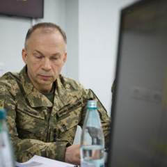Ukraine : Zelensky annonce le départ du commandant en chef de l'armée, Oleksandre Syrsky