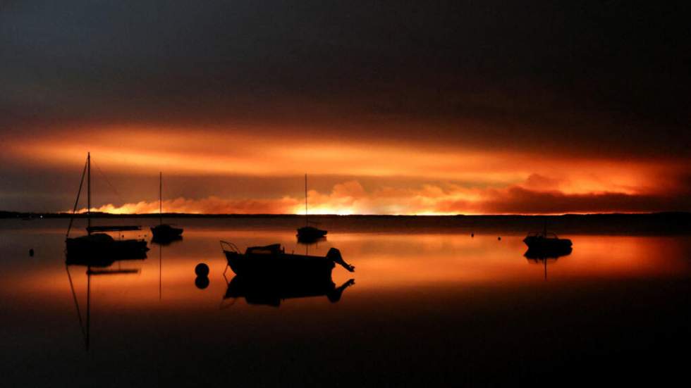 En images : près du bassin d'Arcachon, le feu s'attaque à nouveau à la forêt des Landes