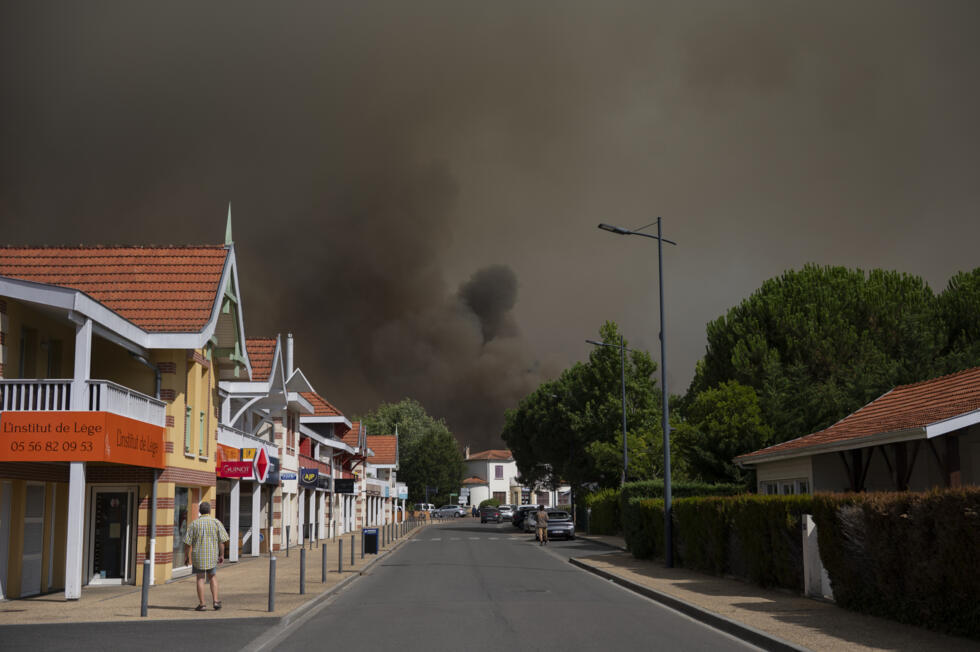 Incendie en Gironde : le feu est "contenu" après avoir brûlé 3 400 hectares, plus de 20 000 évacués Incendie en Gironde : le feu est "contenu" après avoir brûlé 3 400 hectares, plus de 20 000 évacués