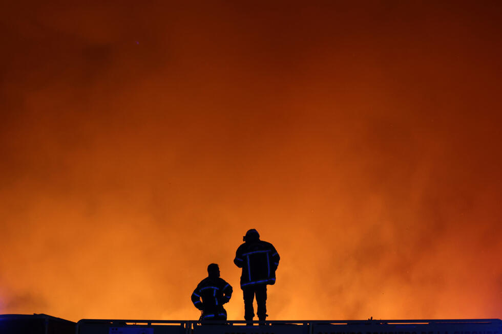 Incendie en Gironde : le feu est "contenu" après avoir brûlé 3 400 hectares, plus de 20 000 évacués Incendie en Gironde : le feu est "contenu" après avoir brûlé 3 400 hectares, plus de 20 000 évacués
