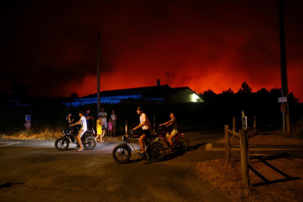 Incendie en Gironde : le feu est "contenu" après avoir brûlé 3 400 hectares, plus de 20 000 évacués Incendie en Gironde : le feu est "contenu" après avoir brûlé 3 400 hectares, plus de 20 000 évacués