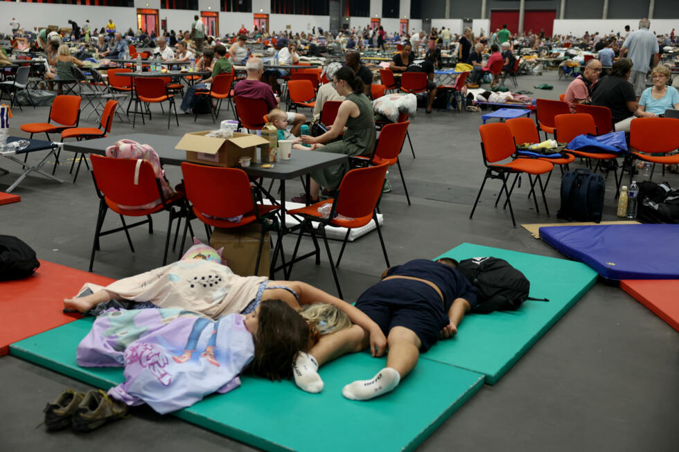 Incendies : des centaines de milliers d'évacués en France et en Espagne, les secours renforcés