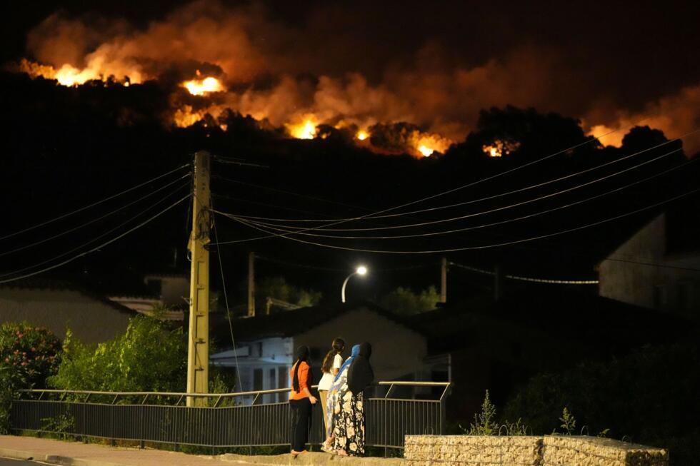 Incendies : des centaines de milliers d'évacués en France et en Espagne, les secours renforcés