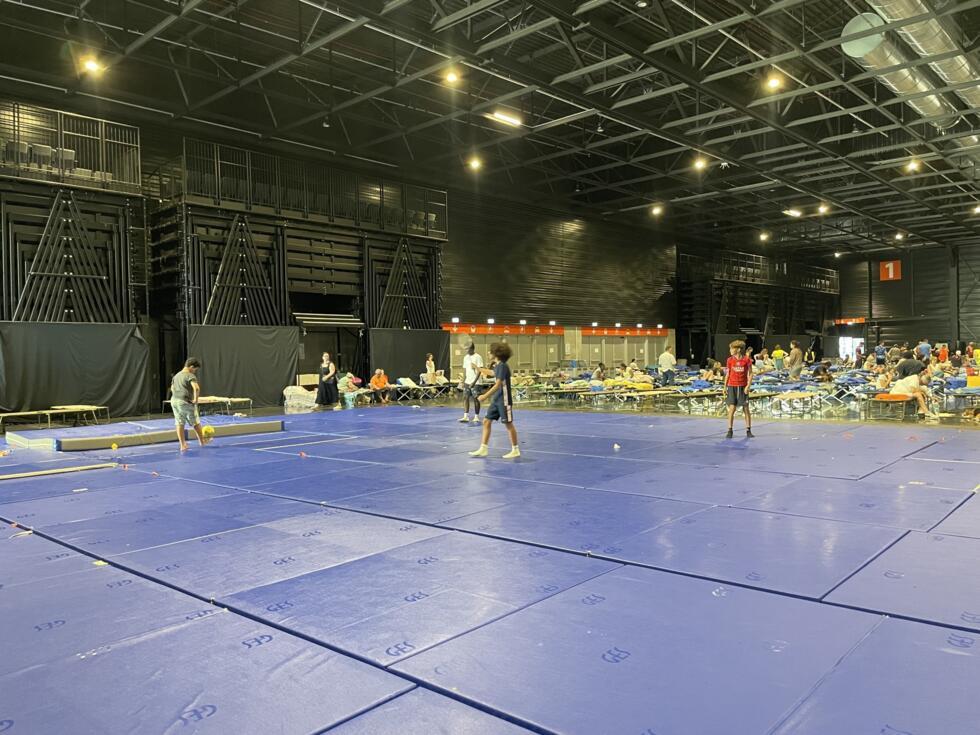 Au parc des expositions de Bordeaux, les bénévoles redonnent le sourire aux réfugiés des incendies