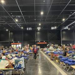 Au parc des expositions de Bordeaux, les bénévoles redonnent le sourire aux réfugiés des incendies