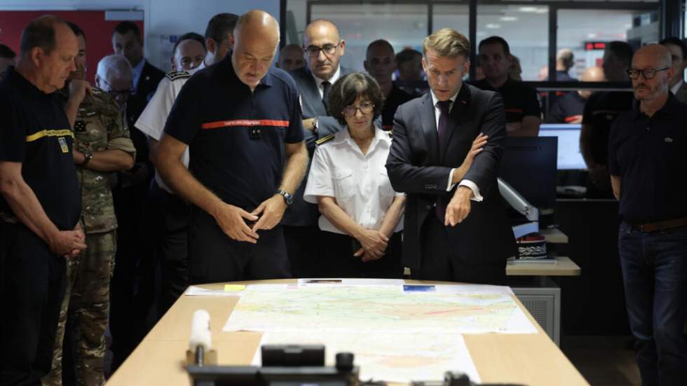Le mégafeu en Gironde connaît des reprises "contenues", Emmanuel Macron appelle à "rester unis"