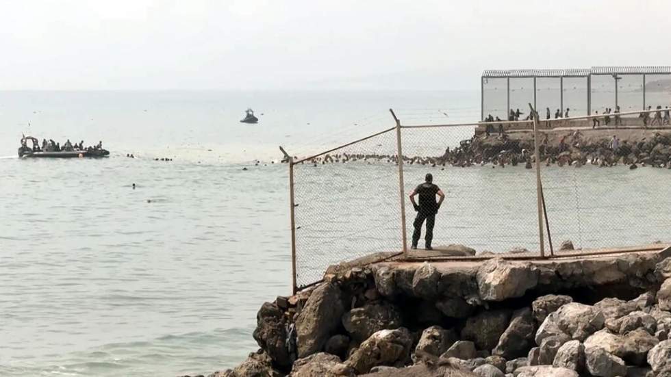 "Urgence humanitaire" à Ceuta après l'arrivée massive de migrants, l'armée envoyée en renfort