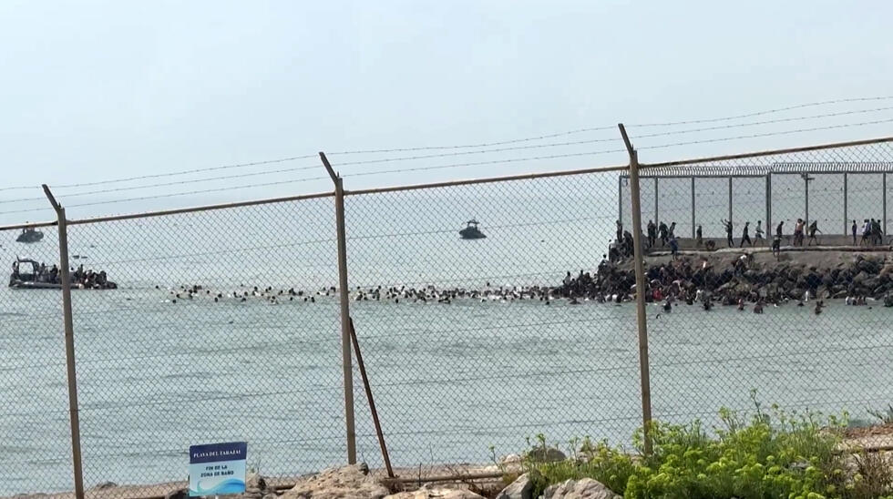 "Urgence humanitaire" à Ceuta après l'arrivée massive de migrants, l'armée envoyée en renfort