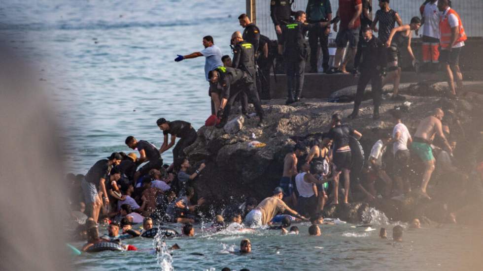 L'arrivée de milliers de migrants est une "violation de la souveraineté territoriale", dit Sanchez