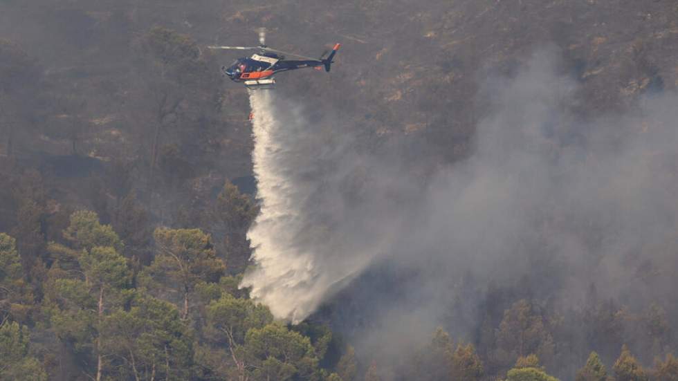Dans le Var, le périmètre de l'incendie ne progresse pas, annonce le préfet