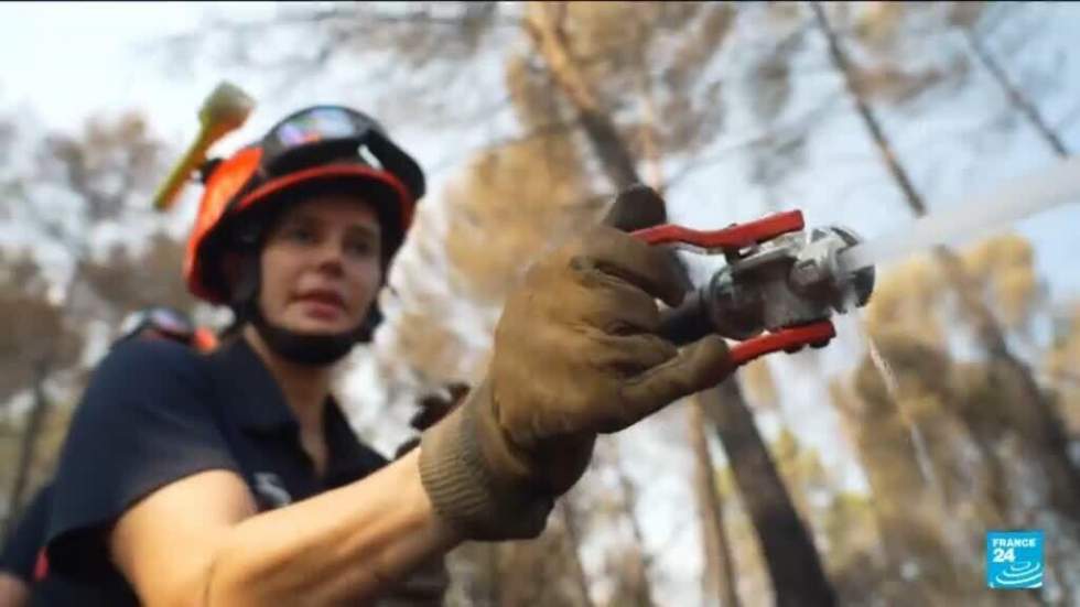 Dans le Var, le périmètre de l'incendie ne progresse pas, annonce le préfet
