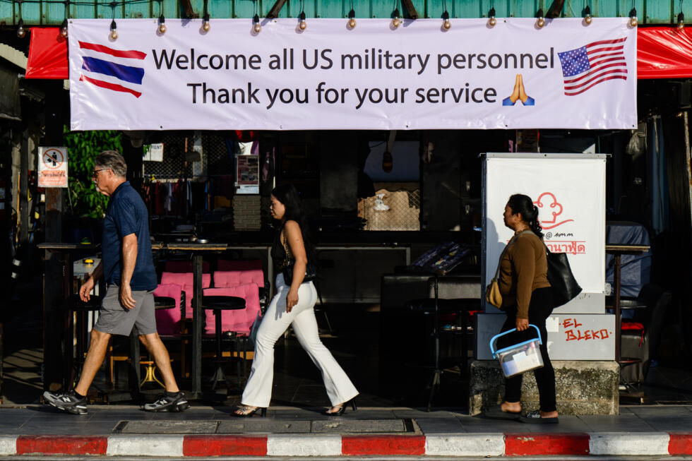 Après neuf mois passés en mer, le porte-avions américain Abraham Lincoln fait escale en Thaïlande