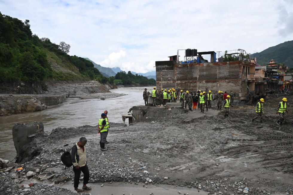 Crue au Népal et au Tibet : après le "tsunami himalayen", l’immense défi de l’aide aux sinistrés Crue au Népal et au Tibet : après le "tsunami himalayen", l’immense défi de l’aide aux sinistrés