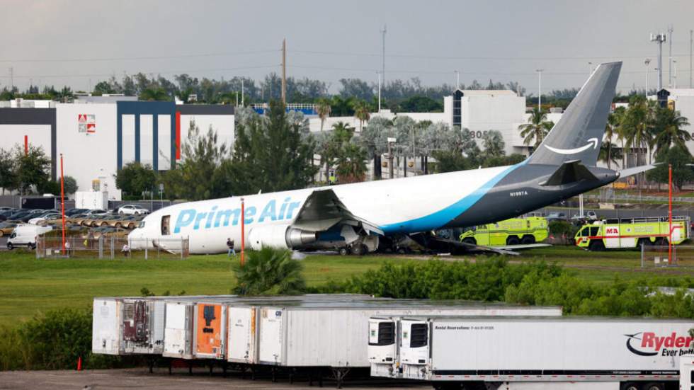 Un avion-cargo d'Amazon sort de piste à Miami, l'accident a fait au moins cinq morts