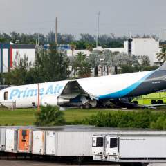 Un avion-cargo d'Amazon sort de piste à Miami, l'accident a fait au moins cinq morts