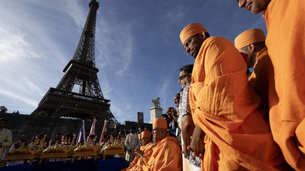 Grève à la tour Eiffel après l'éviction de salariées pour la visite d'un groupe hindou