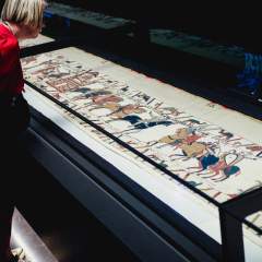 "Tapestry-mania": à Londres, le retour de la tapisserie de Bayeux fêté comme une rock star