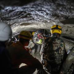 Népal : un miraculé raconte comment il a survécu en buvant de l'eau boueuse dans un tunnel