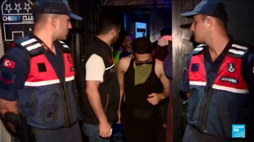 Turquie : au moins 63 arrestations policières anti-LGBTQ+ dans des bars et des associations