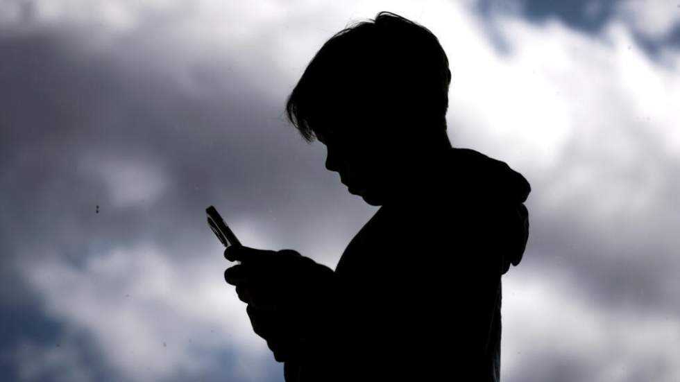 Interdiction des réseaux sociaux aux ados : ce que l'on sait du nouveau projet de loi de Macron