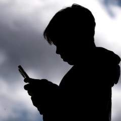 Interdiction des réseaux sociaux aux ados : ce que l'on sait du nouveau projet de loi de Macron
