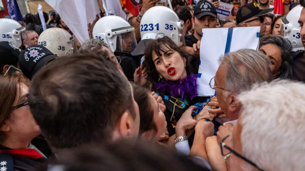 Manifestation dispersée, réseaux sociaux bloqués : la Turquie amplifie la répression contre les LGBT+ Manifestation dispersée, réseaux sociaux bloqués : la Turquie amplifie la répression contre les LGBT+