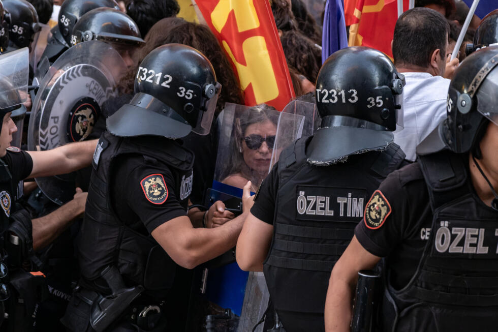 Manifestation dispersée, réseaux sociaux bloqués : la Turquie amplifie la répression contre les LGBT+ Manifestation dispersée, réseaux sociaux bloqués : la Turquie amplifie la répression contre les LGBT+