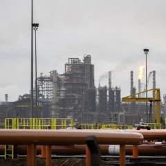 Dangote, la plus grande raffinerie d'Afrique, entre en Bourse au Nigeria