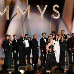 Les séries "Widow's Bay" et "The Pitt" triomphent aux Emmy Awards