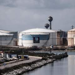 Prix du carburant : des pêcheurs mécontents bloquent un dépôt pétrolier à Fos-sur-Mer